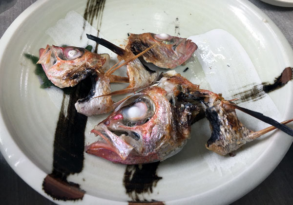 頭を割って塩振って焼いたアカムツ