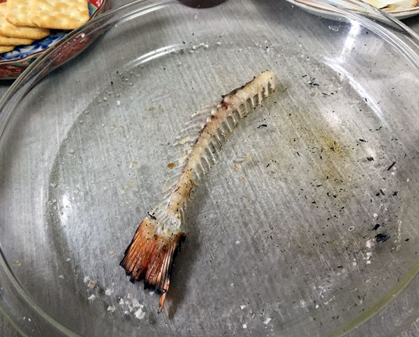 中骨をチビチビ食べるのは最高の酒の肴