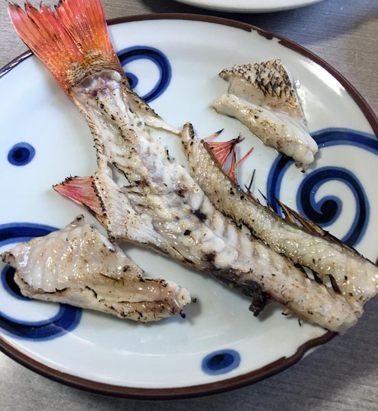 中骨に塩ふって炙る