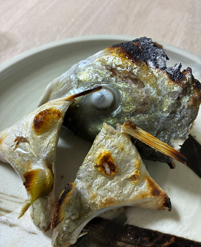 シマアジのカマと頭の塩焼き